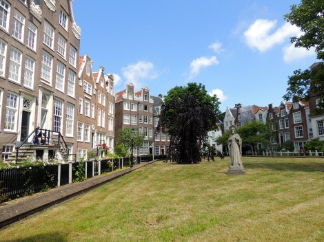 The Begijnhof, one of the oldest courts in Amsterdam and former home to Beguines, a group of women living in semi-monastic communities without religious vows. They were to live like nuns as long as they stayed there, but were free to leave at any point.