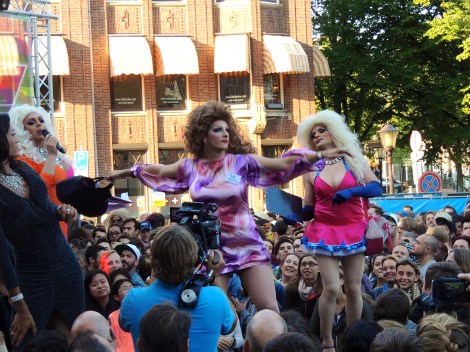 The winner of the handbag toss in action
